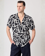 Camisa negra con lineas blancas