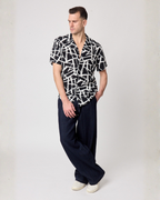 Camisa negra con lineas blancas