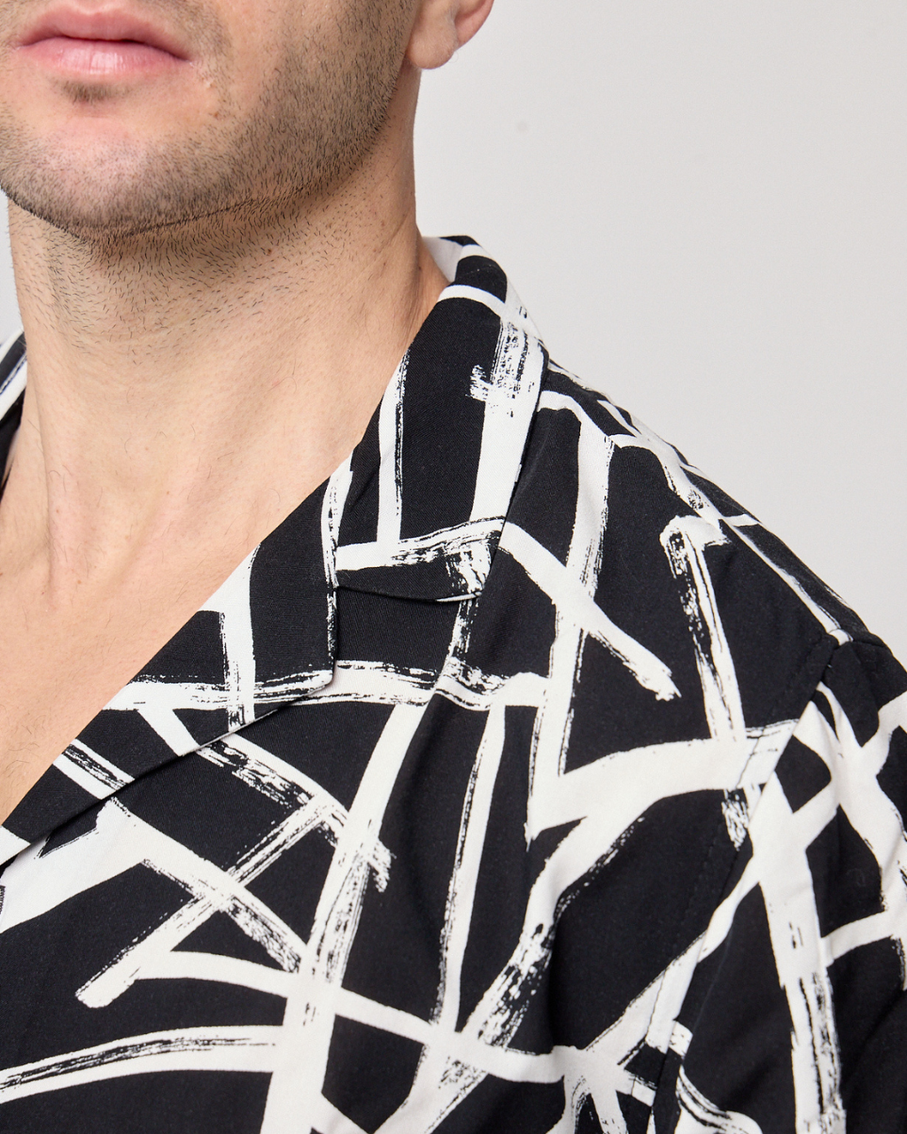 Camisa negra con lineas blancas